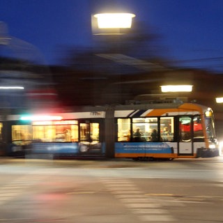 Straßenbahn der rnv fährt am Abend durch die Heidelberger Innenstadt