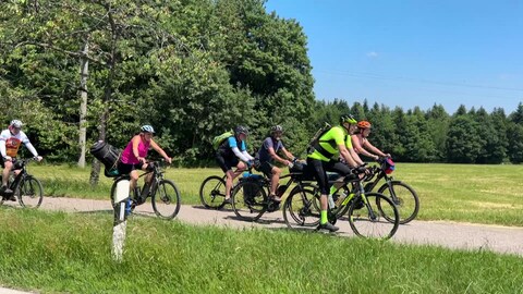 Eine Radtour durch Württemberg, vorne fährt Thomas Hasenmaier mit seiner Trompete auf dem Rücken.