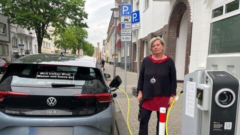 Antje Schoppa-Remm ist verärgert: An den Ladestationen in der Koblenzer Innenstadt darf sie ihr E-Auto nur zwei Stunden lang parken. Um die Batterie voll aufzuladen, bräuchte sie aber drei Stunden.