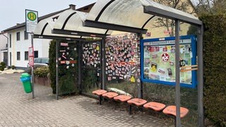 In Landstuhl ist eine Bushaltestelle mit FCK-Aufklebern "verschönert" worden.