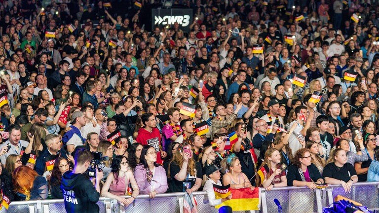 ESC-Fans feiern in der Schwarzwaldhalle 