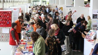 Viele Menschen besuchen die Minipressenmesse in der Rheingoldhalle in Mainz. Sie findet an diesem Wochenende statt.