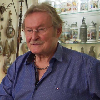 Siegmund Schaich sammelt Bierkrüge