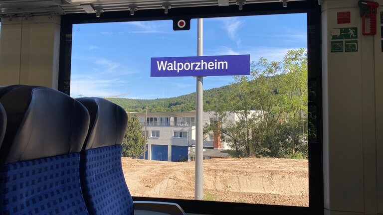 Westlich von Walporzheim hatte die Flut 2021 die Ahrtalbahn fast komplett zerstört. Der 14 Kilometer lange Abschnitt nach Ahrbrück musste quasi neu gebaut werden.