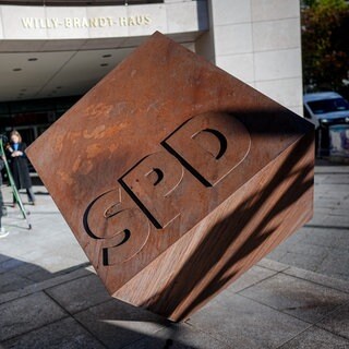 Das Logo der SPD ist auf einem angerosteten Würfel vor der Parteizentrale, dem Willy-Brandt-Haus zu sehen. 