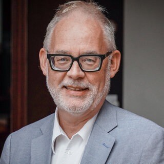 Politikwissenschaftler Uwe Wagschal lächelt freundlich.