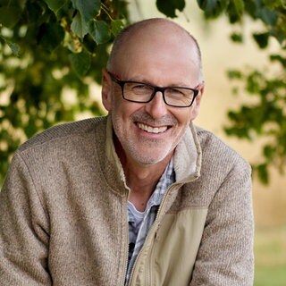 Peter Wohlleben lacht in die Kamera.