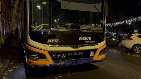 Der Linienbus ist rechts vorne beschädigt. An der Stelle ist er auf ein parkendes Auto geprallt und hat die Kettenreaktion ausgelöst. 