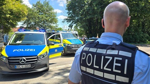 In Karlsruhe-Neureut läuft derzeit ein größerer Polizeieinsatz. Ein Mann ist nach einem Streit mit seinen Nachbarn auf der Flucht. 