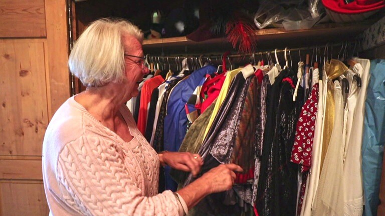 Hierzuland Hungenroth, eine Frau am Kleiderschrank