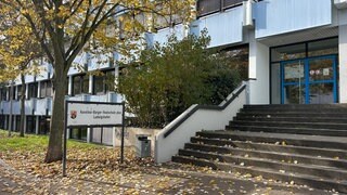 Die Karolina-Burger-Realschule plus in Ludwigshafen. Herrscht auch an anderen Schulen der Stadt ein Klima der Angst?