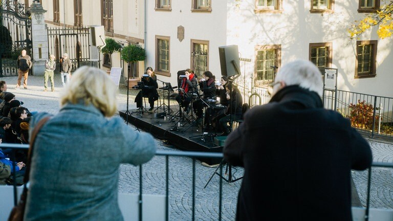 Mundharmonika-Ensemble spielt auf dem Lammplatz in Donaueschingen