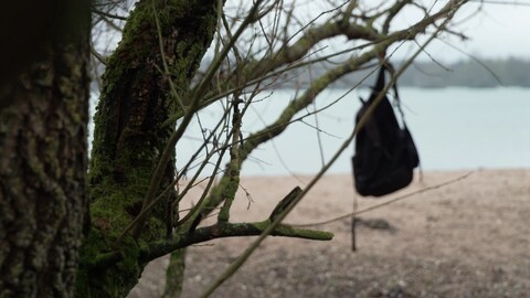 (Szene nachgestellt): An einem Baum am Ufer des Epplesees bei Karlsruhe hängt ein Rucksack. Amelies Rucksack wurde nach ihrem Suizid dort gefunden.