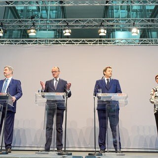 Union und SPD haben sich auf einen Koalitionsvertrag geeinigt. Das gaben die Parteispitzen bei einer Pressekonferenz in Berlin bekannt.