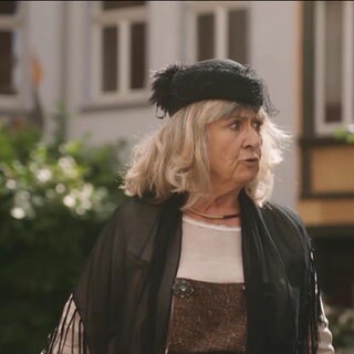 Marlis Weiß im Kostüm bei einer Stadtführung