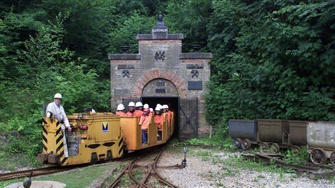 Wandern in BW: Das Besucherbergwerk "Tiefer Stollen" erlaubt historische Einbicke in den Abbau von Eisenerz. 