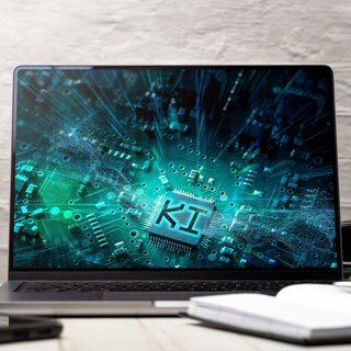 KI steht auf einem Laptop-Bildschirm: KI wird als erstes vor allem die Büroarbeit revolutionieren und Arbeitsplätze überflüssig machen. Doch wie weit kann das gehen – bis zum KI-gestützten Gerichtsprozess?
