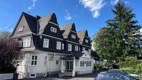 In der alten Villa sind die Seminarräume des Europahauses. Ein Nebengebäude dient als Gästehaus.