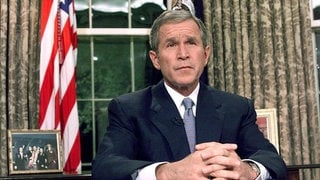 Am Abend des 11. September 2001 wendet sich US-Präsident George W. Bush vom Oval Office aus in einer Rede an die Nation an das US-amerikanische Volk