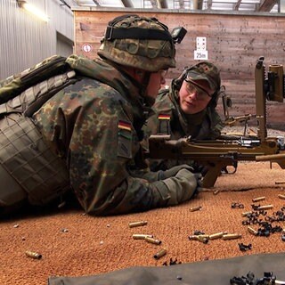 Soldaten bei der Spezial-Grundausbildung zum Jäger-Soldaten im Jägerbataillon Zwei-92 in Donaueschingen machen Schießübungen