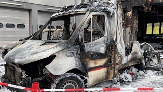 Brand in Kirchheimbolanden: Das Feuer nahe dem Krankenhaus zerstörte eine Halle und Rettungsfahrzeuge des DRK.