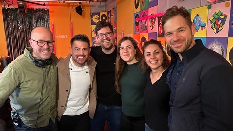 Matthias Sziedat und Max Oehl haben Besuch von Georg Bruder im Hitparaden-Studio.