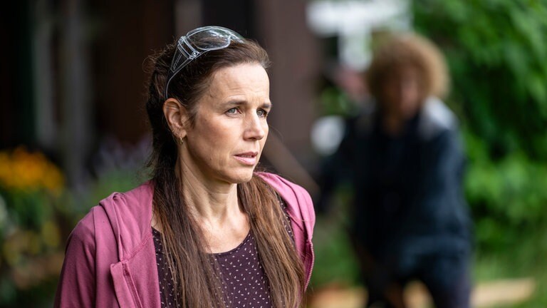 Franziska (Tjadke Biallowons) bei ihrem Waldhaus, im Hintergrund, unscharf, Bea (Christiane Brammer)