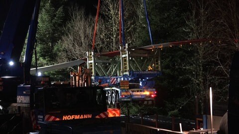 Am frühen Donnerstagmorgen wird der abgerutschte Schwertransporter mit Rotorblatt an der B294 geborgen.