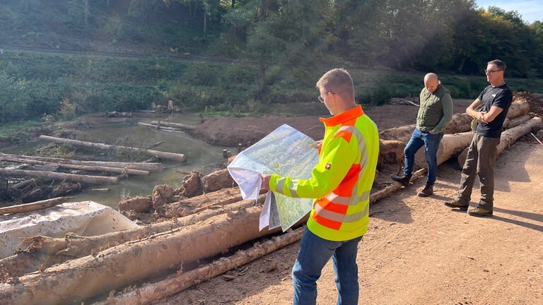 Die Arbeiten im Moosalbtal bedürfen vieler Absprachen mit unterschiedlichen Fachbereichen, erklärt der zuständige Bauingenieur der Verbandsgemeinde Waldfischbach-Burgalben, Jochen Könnel (links). 