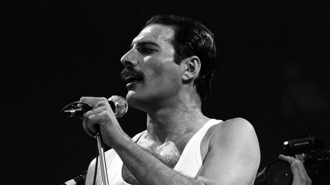 Freddie Mercury vor dem Mikrofon