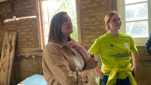 Jugendministerin Katharina Binz (Die Grünen) besichtigt die Baustelle eines von der Flut zerstörten Fachwerkhauses.