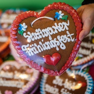"Stuttgarter Frühlingsfest" steht auf einem Lebkuchenherz an einer Bude auf dem Cannstatter Wasen: Neben Herz für demn rummel braucht der Besucher auch ein ordentliches Budget.