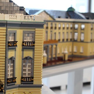 Das Karlsruher Schloss aus Klemmbausteinen und Lego
