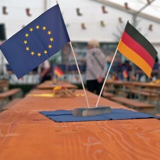 Europäischer Bauernmarkt in Konken: Europa- und Deutschlandfähnchen auf einem Biertisch im Festzelt