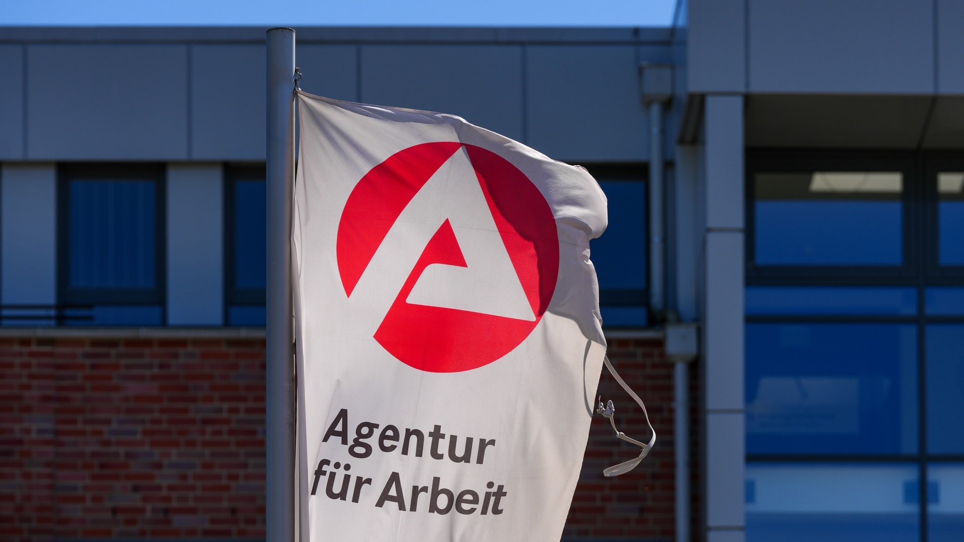 ++ Zahl der Arbeitslosen in BW gesunken ++ Polizeigewerkschaft zeigt Verständnis mit "Gen Z"-Protesten ++