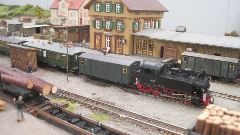 Maßstabsgetreu nachgebaut: der Bahnhof von Altensteig.