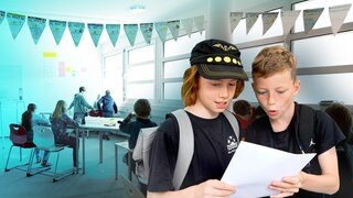 Zwei Schüler schauen erstaunt auf ein Blatt