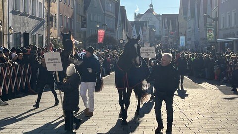 Tausende säumen die Straßen der Altstadt von Ellwangen beim Festumzug hoch zu Ross. 