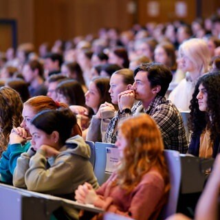Studenten im großen Hörsaal am Tag der Erstsemesterbegrüßung zum Wintersemester 20232024 an der Uni Köln.