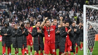 Die Spieler des SC Freiburg bedanken sich nach der Niederlage gegen Aston Villa bei ihren Fans