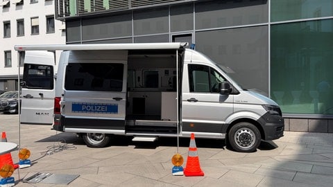 In dem Polizei-Transporter sind drei Kameras eingebaut, sie scannen Lkw während der Fahrt auf der Autobahn.