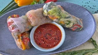 Gebratene Sommerrollen mit Paprika und Chili-Dip