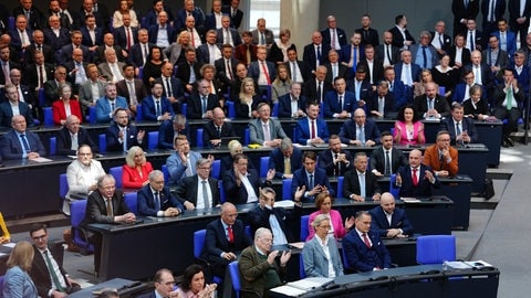 Die AfD-Fraktion applaudiert bei der konstituierenden Sitzung des neuen Bundestags.