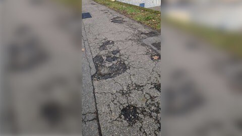 Auf der Mahlastraße in Frankenthal sind mehrere Schlaglöcher in der Fahrbahn.