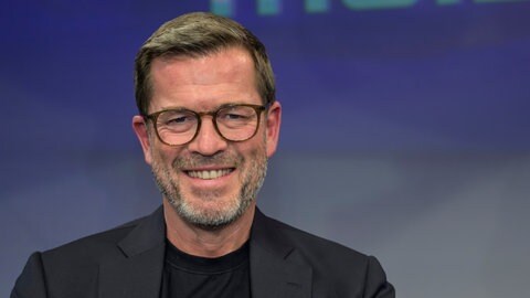 Karl-Theodor zu Guttenberg lacht in die Kamera. Unter ihm wurde die Wehrpflicht ausgesetzt. Würde Ex-Verteidigungsminister zu Guttenberg diese Entscheidung heute noch einmal so treffen? Und: Welche Pläne hat er, wie schaut er auf die aktuelle (Welt-)Politik? Karl-Theodor zu Guttenberg ist zu Gast in SWR1 Leute.