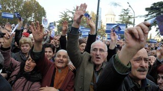 Demonstranten nehmen an einer Demonstration vor dem georgischen Parlament in Tiflis, der Hauptstadt Georgiens, teil.
