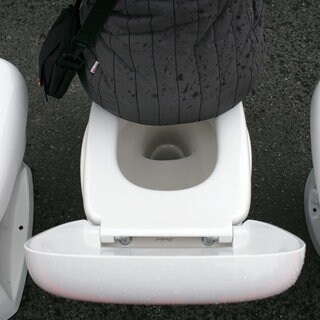 Symbolbild: Eine Frau sitzt auf einem Toilettenbecken