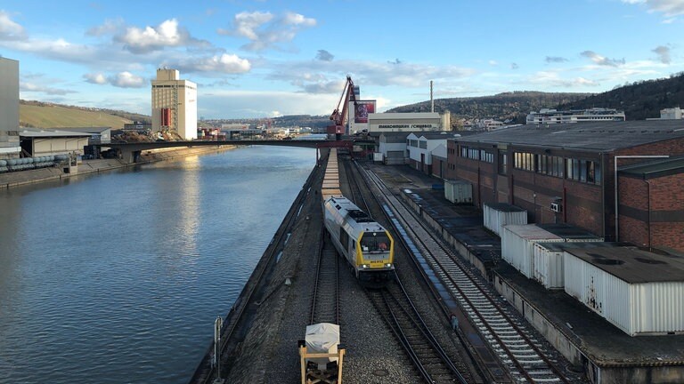 Zum Stuttgarter Hafen gehört auch eine Hafenbahn mit rund 33 Kilometer Länge. Strähle ist ihr stellv. Betriebsleiter.