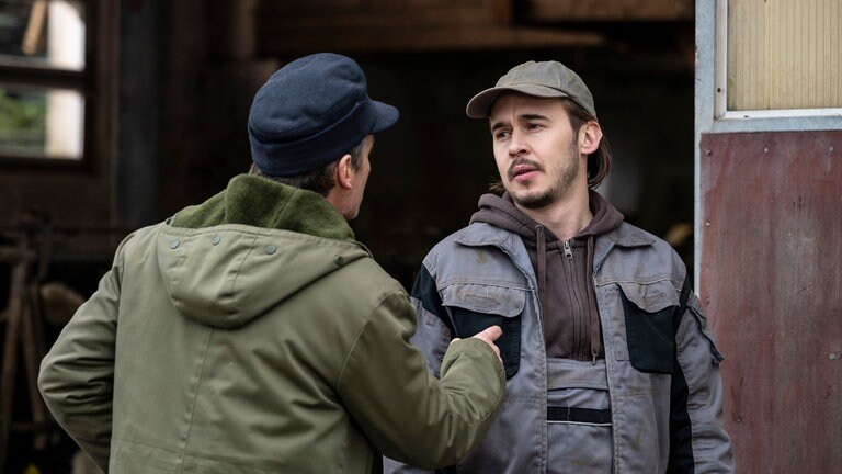 Riedle (Sebastian Mirow) und Sebastian (Dominik Stricker) streiten