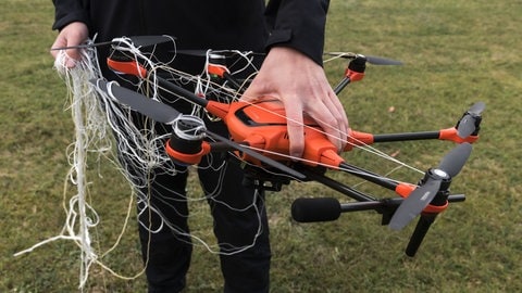 Die Bundeswehr präsentiert das Abfangen einer Drohne durch die Abfangdrohne A1-Falke von Argus Interception bei einer Großübung. Die Drohne wird mit einem Netz abgefangen. 